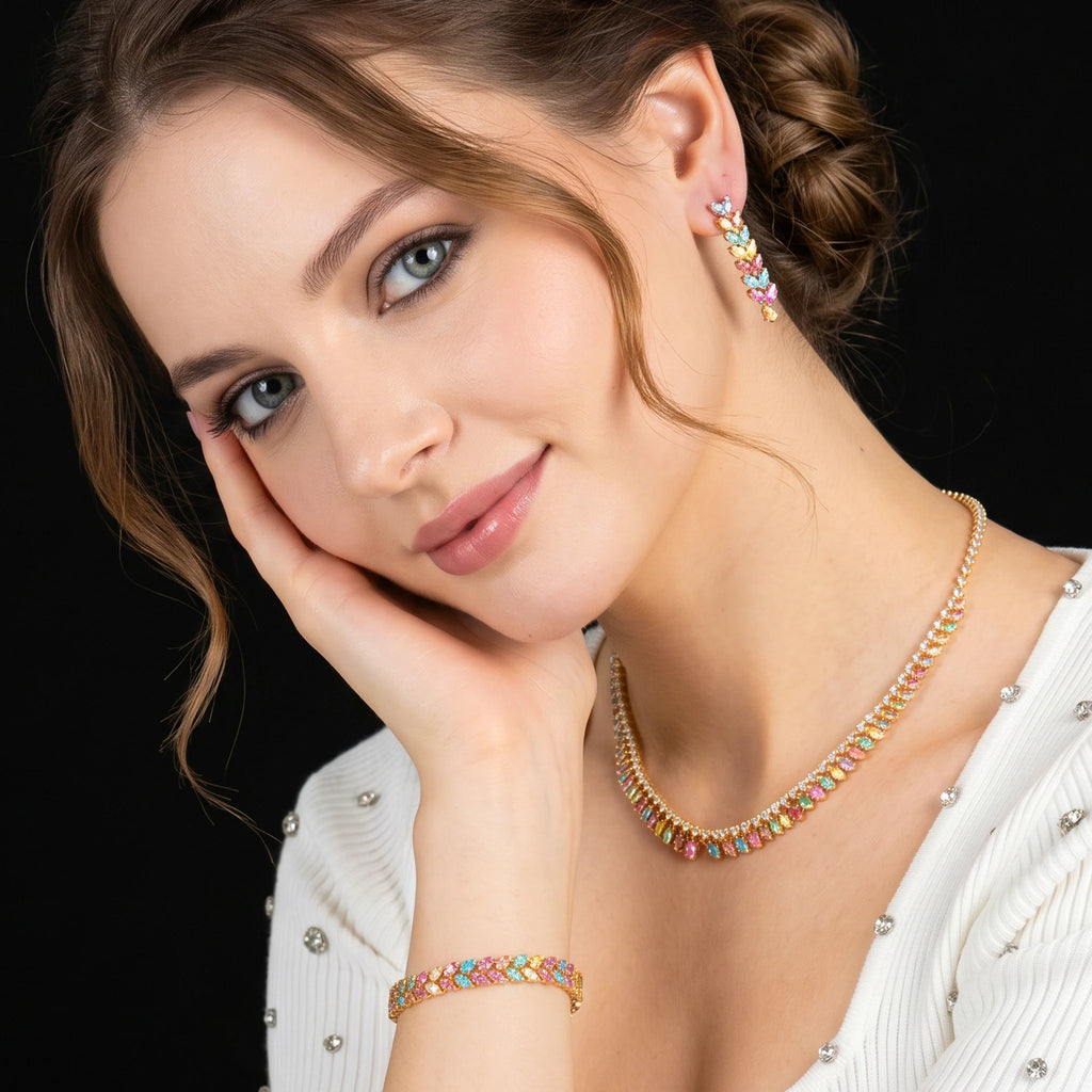طقم مجوهرات عصري من احجار الزركون والاحجار الملونة الكيوبك Modern jewelry set featuring zircon and colored cubic stones.