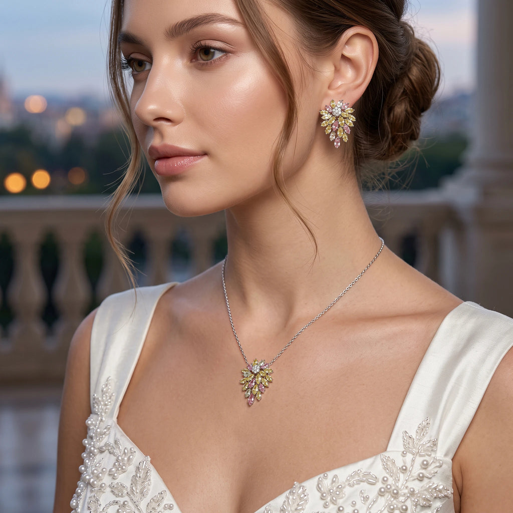 طقم مجوهرات مبتكر بأسلوب العناقيد المنسدلة المستوحاة من الطبيعة والأوراق الخريفية Innovative jewelry set featuring a cascading cluster design inspired by nature and autumn leaves.
