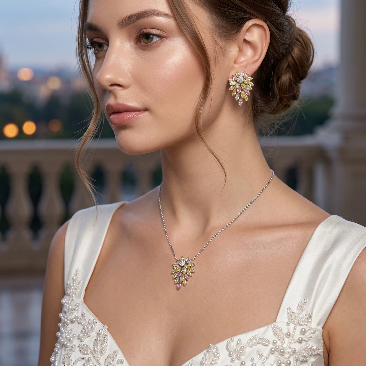 طقم مجوهرات مبتكر بأسلوب العناقيد المنسدلة المستوحاة من الطبيعة والأوراق الخريفية Innovative jewelry set featuring a cascading cluster design inspired by nature and autumn leaves.