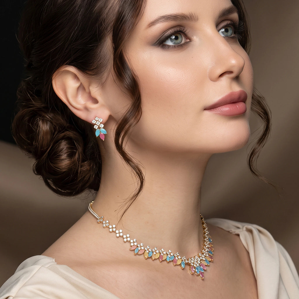 طقم مبهج بأسلوب الطوق العريض الملون من أحجار الزركون الشفافة وأحجار الباستيل الملونة Delightful set featuring a wide, colorful collar-style design, crafted from clear and pastel-colored zircon stones.
