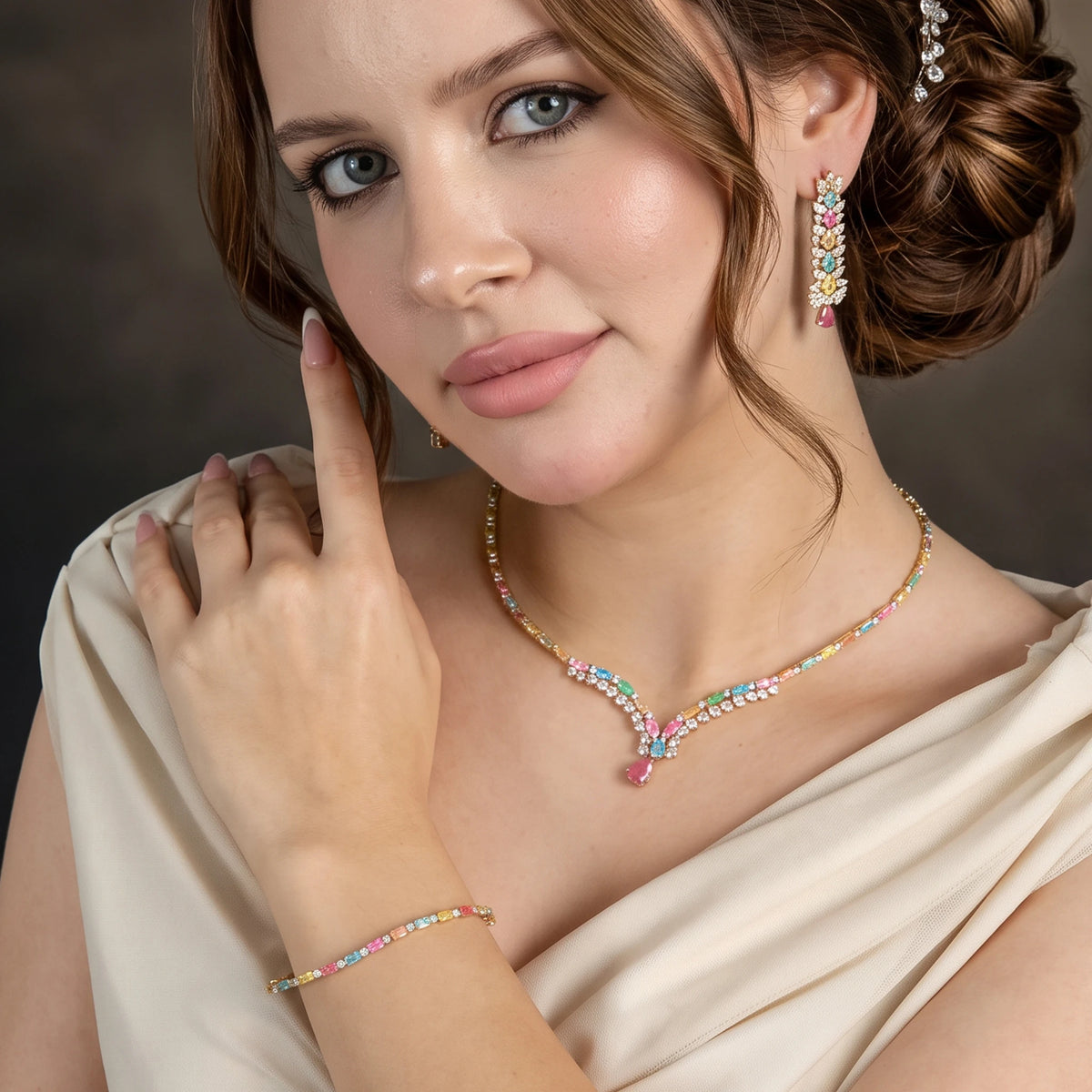 طقم مجوهرات رقيق وعصري يجمع بين نعومة التصميم ورقي الألوان Delicate and modern jewelry Set that combines graceful design with sophisticated colors,